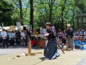 居合をする男性